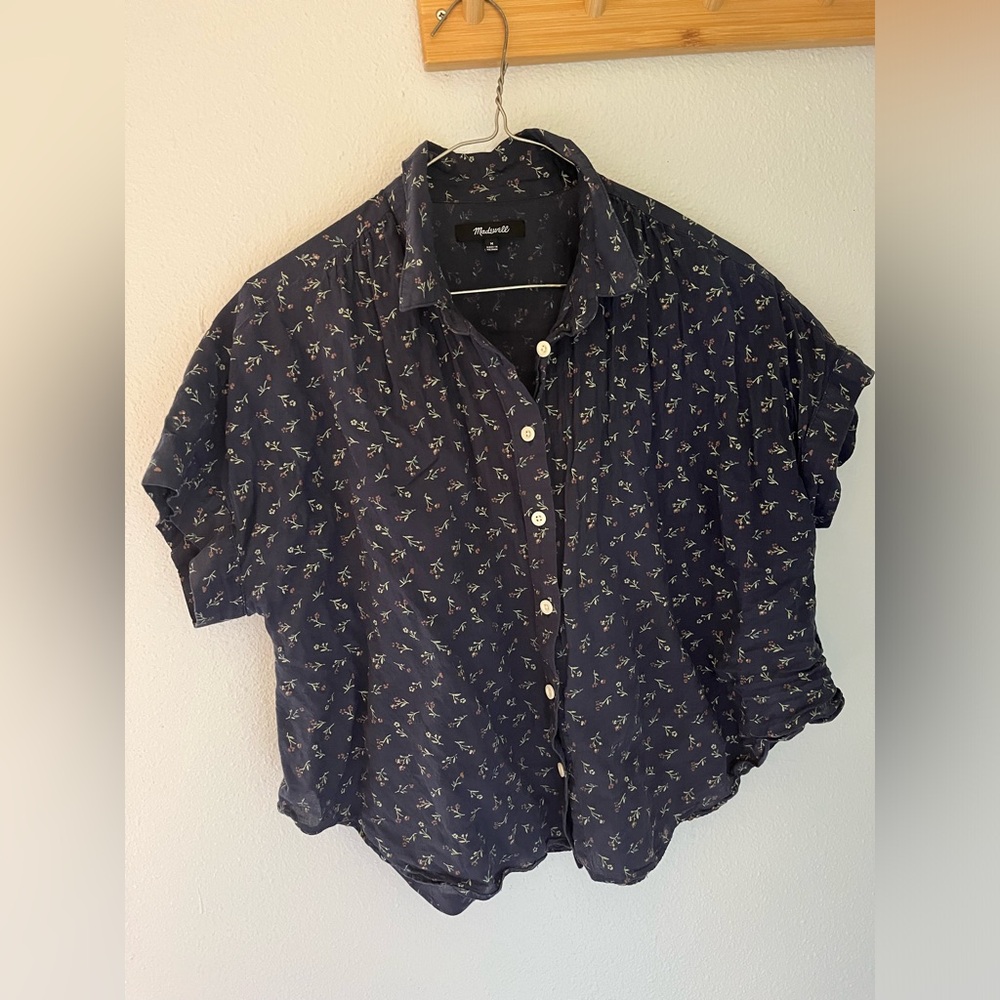 Madewell floral button down short sleeve shirt, crop fit, size small.